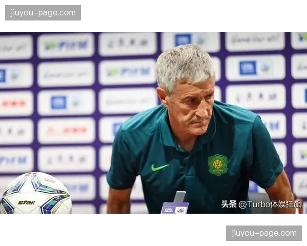 实时:比赛因球迷突发医疗状况中断15分钟,球员与裁判提前返回更衣室 实时:比赛因球迷突发医疗状况中断15分钟,球员与裁判提前返回更衣室