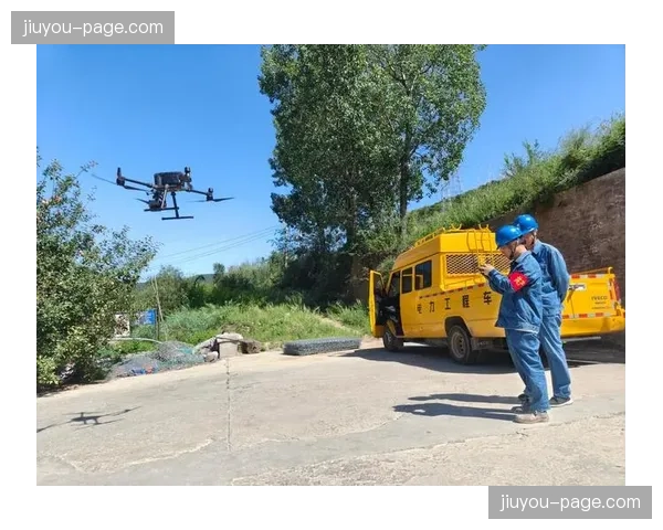 特写:暴雨导致鹰眼系统短暂失效,裁判组依据备用摄像头完成关键判罚 特写:暴雨导致鹰眼系统短暂失效,裁判组依据备用摄像头完成关键判罚