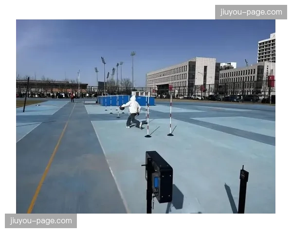 场边热身的替补边锋多次模拟传中动作，为可能的上场做准备