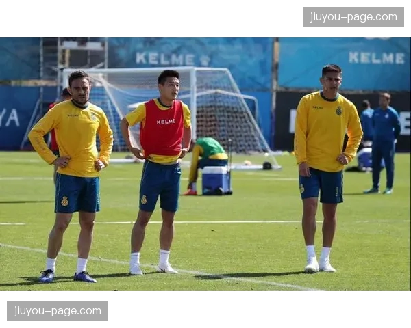 西甲上海足球学院青训：武磊参与松江区天马乡村俱乐部活动，推动青少年足球发展